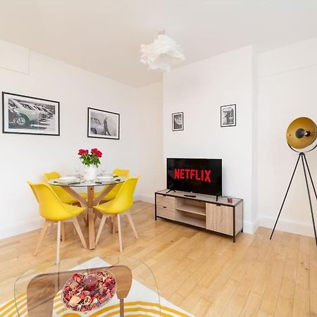 Two Bedroom Apartment By Buonomo Stays Short Lets & Serviced Accommodation In Balham With Balcony London Exterior photo