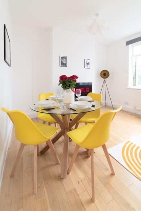 Two Bedroom Apartment By Buonomo Stays Short Lets & Serviced Accommodation In Balham With Balcony London Exterior photo