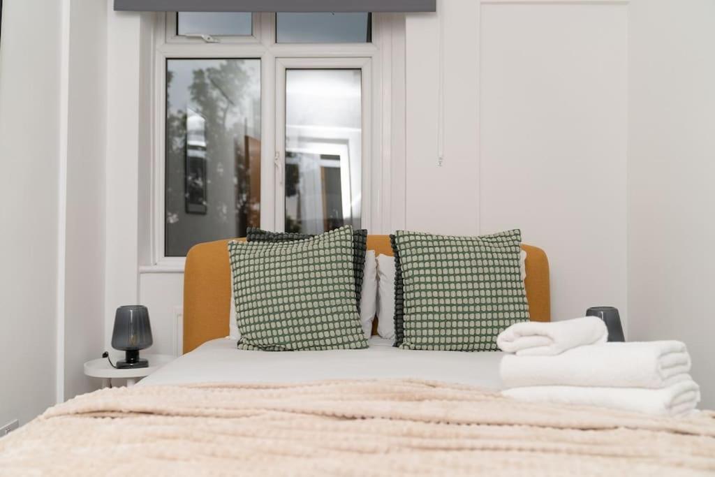 Two Bedroom Apartment By Buonomo Stays Short Lets & Serviced Accommodation In Balham With Balcony London Exterior photo