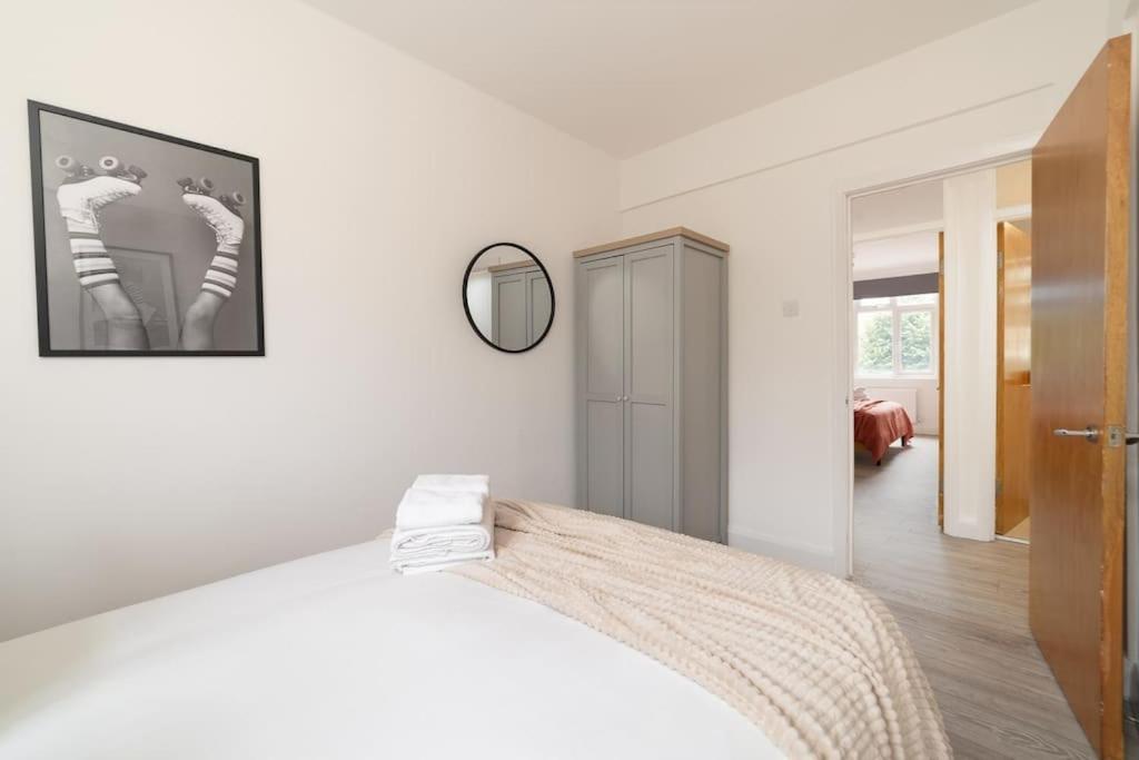 Two Bedroom Apartment By Buonomo Stays Short Lets & Serviced Accommodation In Balham With Balcony London Exterior photo