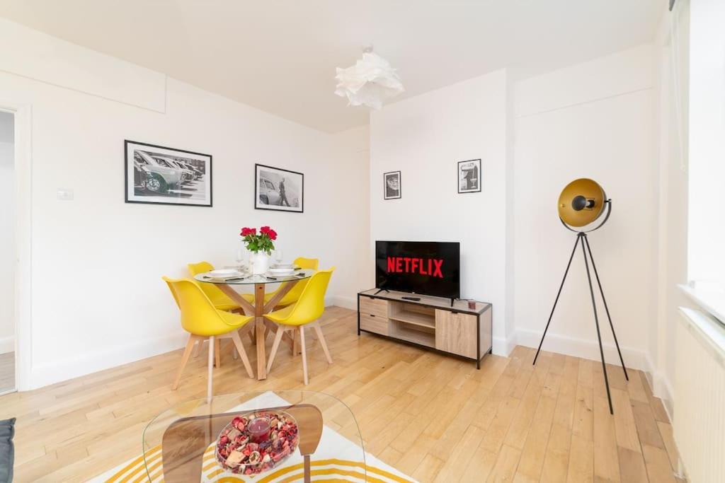 Two Bedroom Apartment By Buonomo Stays Short Lets & Serviced Accommodation In Balham With Balcony London Exterior photo