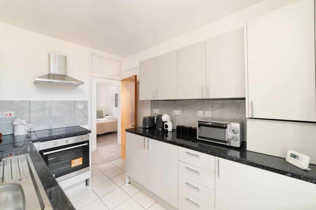 Two Bedroom Apartment By Buonomo Stays Short Lets & Serviced Accommodation In Balham With Balcony London Exterior photo