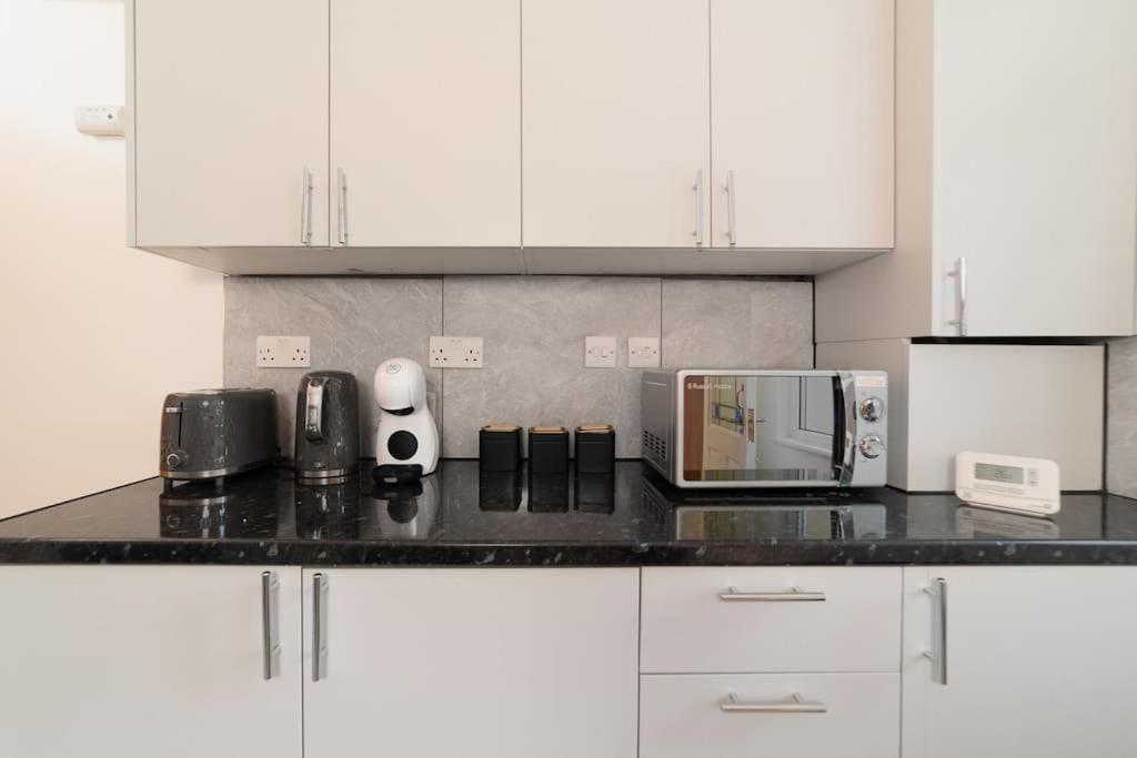 Two Bedroom Apartment By Buonomo Stays Short Lets & Serviced Accommodation In Balham With Balcony London Exterior photo