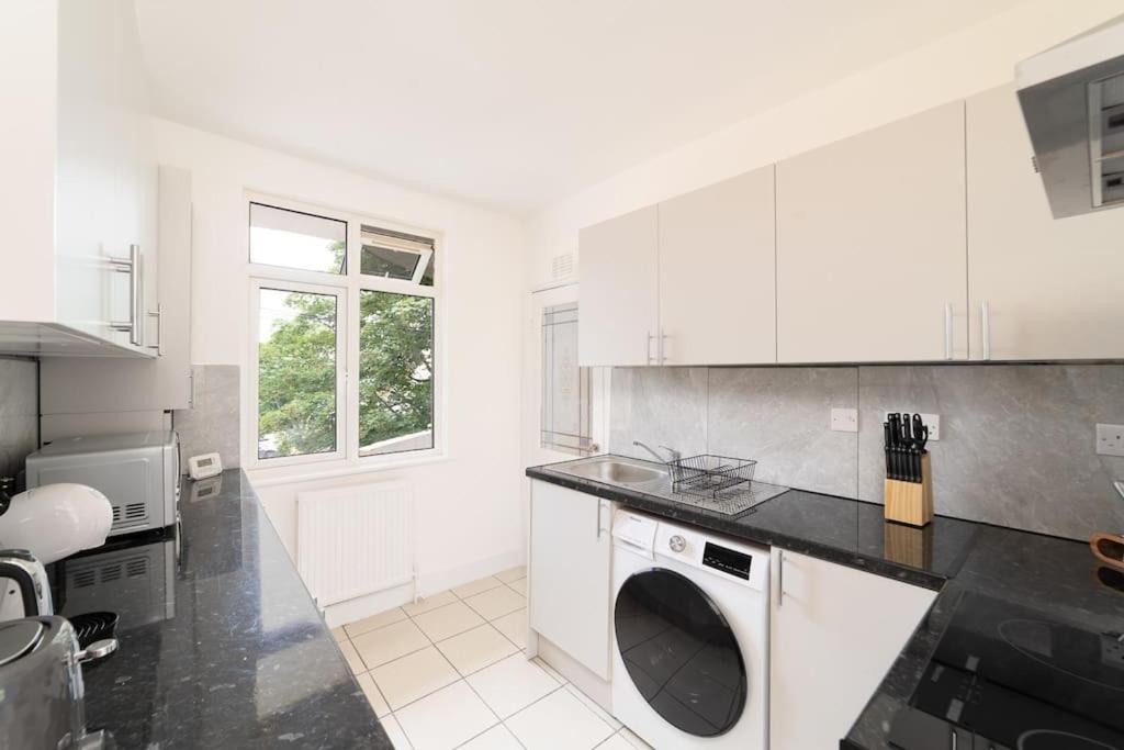 Two Bedroom Apartment By Buonomo Stays Short Lets & Serviced Accommodation In Balham With Balcony London Exterior photo