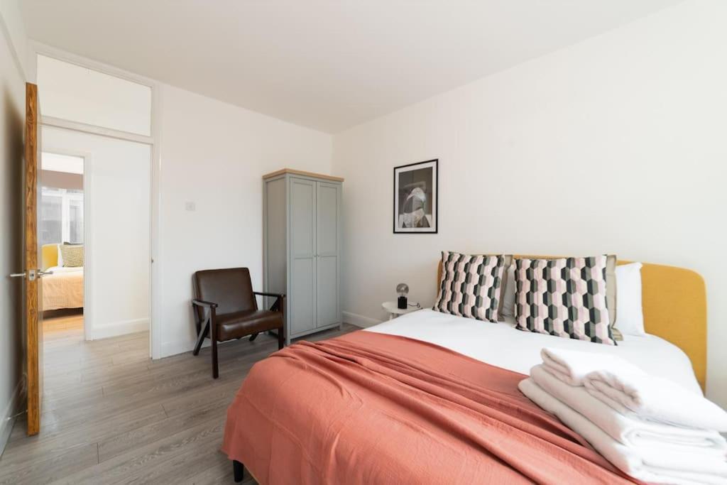 Two Bedroom Apartment By Buonomo Stays Short Lets & Serviced Accommodation In Balham With Balcony London Exterior photo